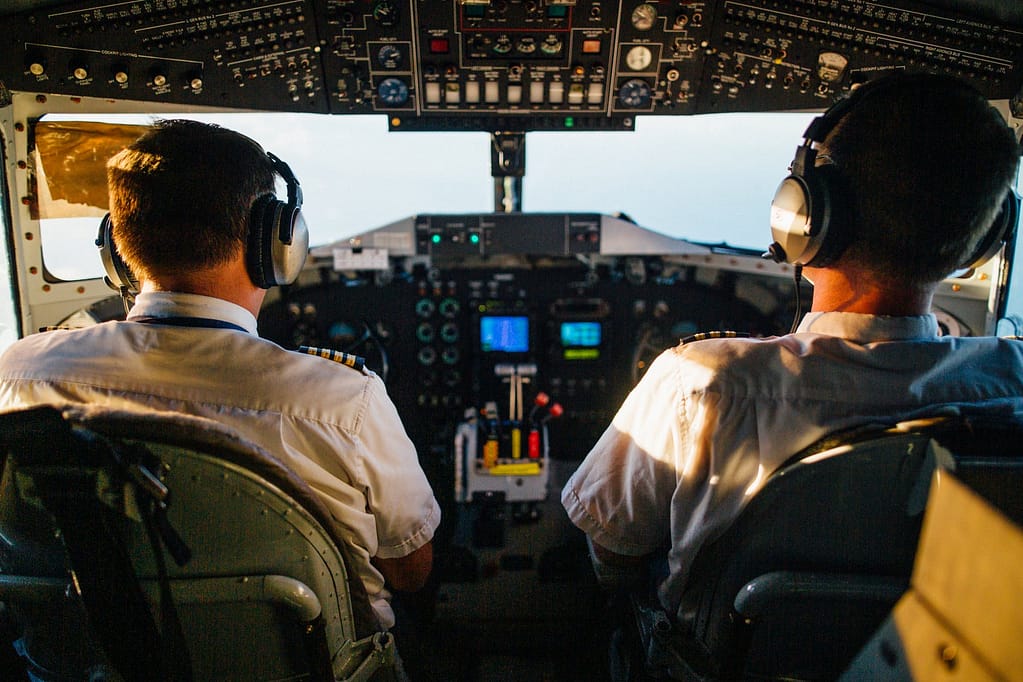 마켓 인텔리전스 비행기 자동항법장치 비유 two pilots flying an airplane